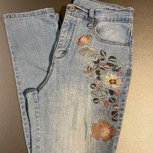 Gloria Vanderbilt Women’s Embroidered Jeans, Size 4 Four / Embroidery Flowers